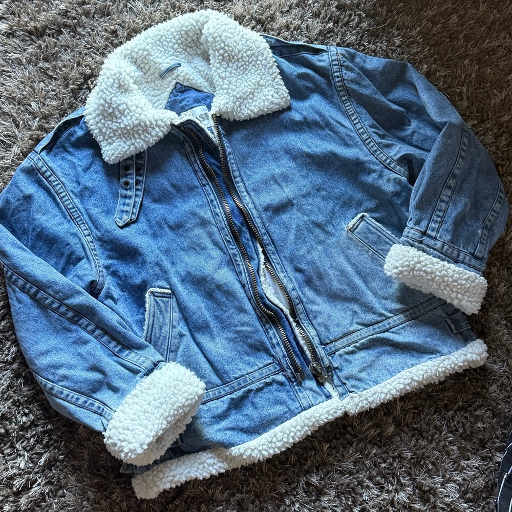 Distressed 80s blue jean Denim unisex or men’s medium Sherpa work jacket